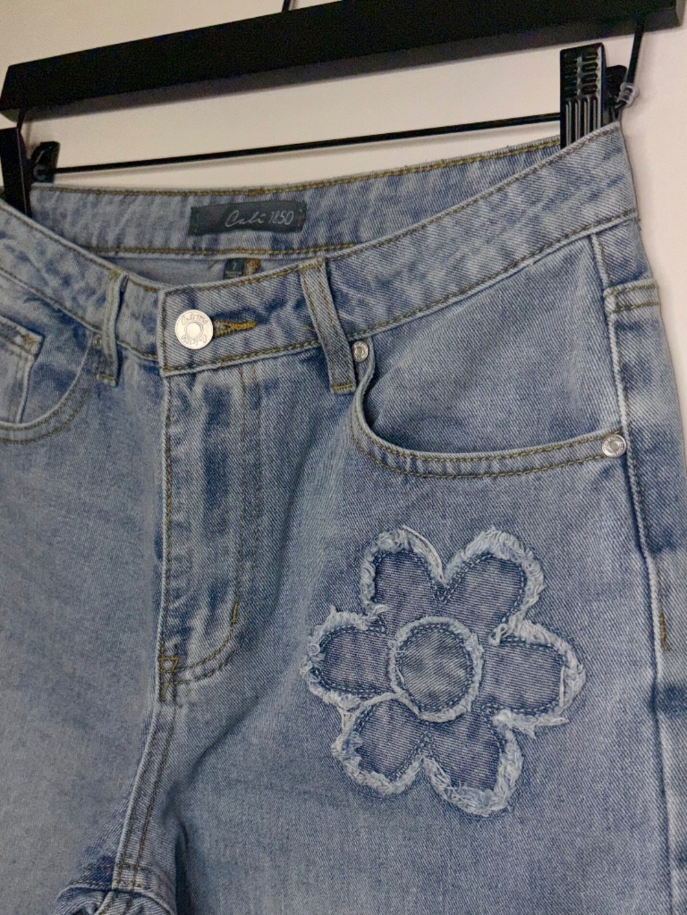 Cali 1850 Floral Appliqué Jeans Size 7 Light Wash Wide Straight Leg Y2K